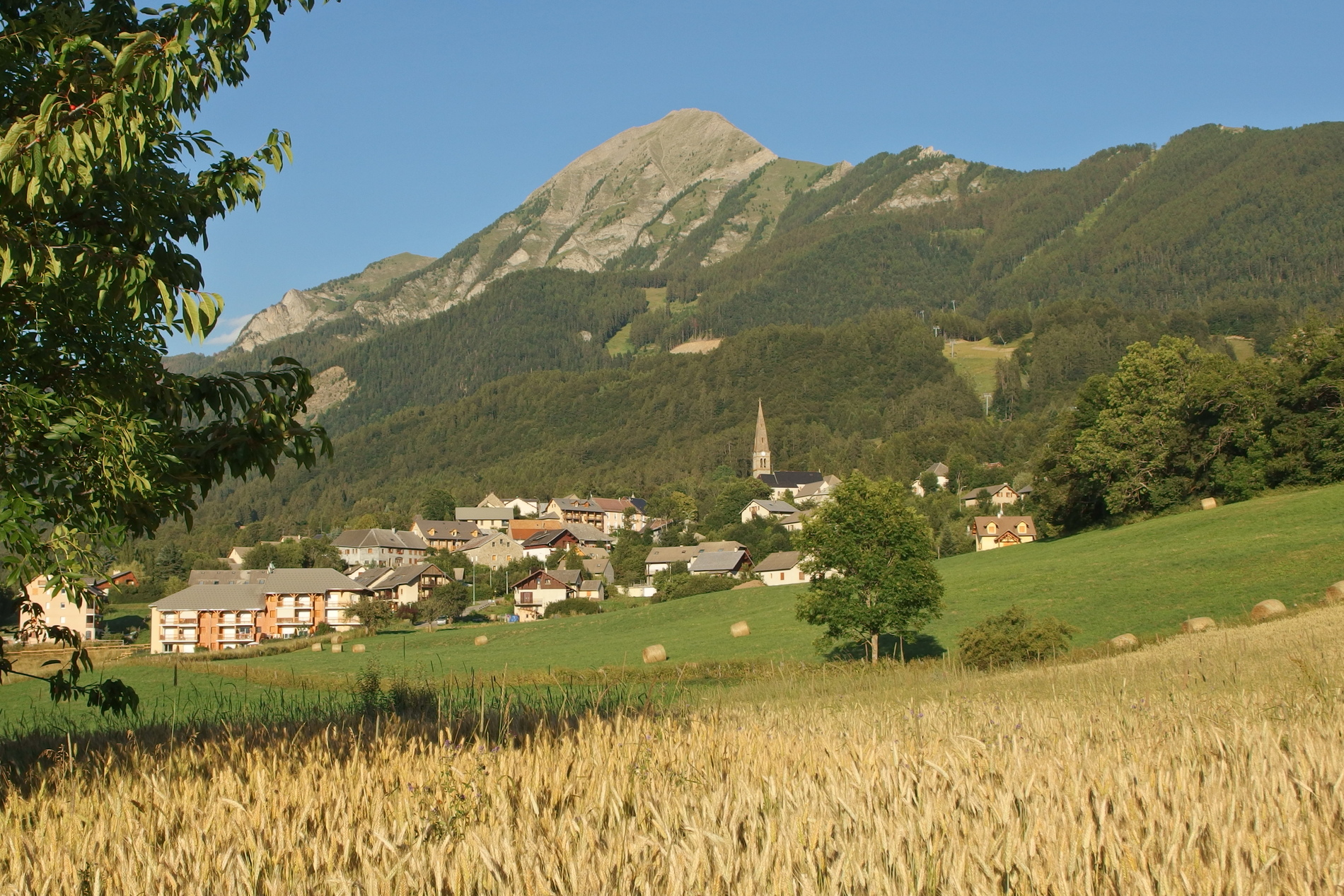 Saint-Léger-les-Mélèzes – Village et Station de ski familiale